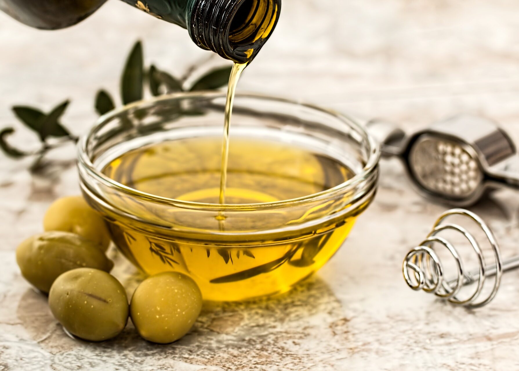 Al momento stai visualizzando Olio di oliva e pesce: i cibi contro l’emicrania