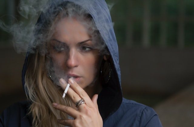 Al momento stai visualizzando Sigaretta e medicine: così il fumo può interferire con una terapia