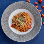 Un piatto di spaghetti al pomodoro e basilico