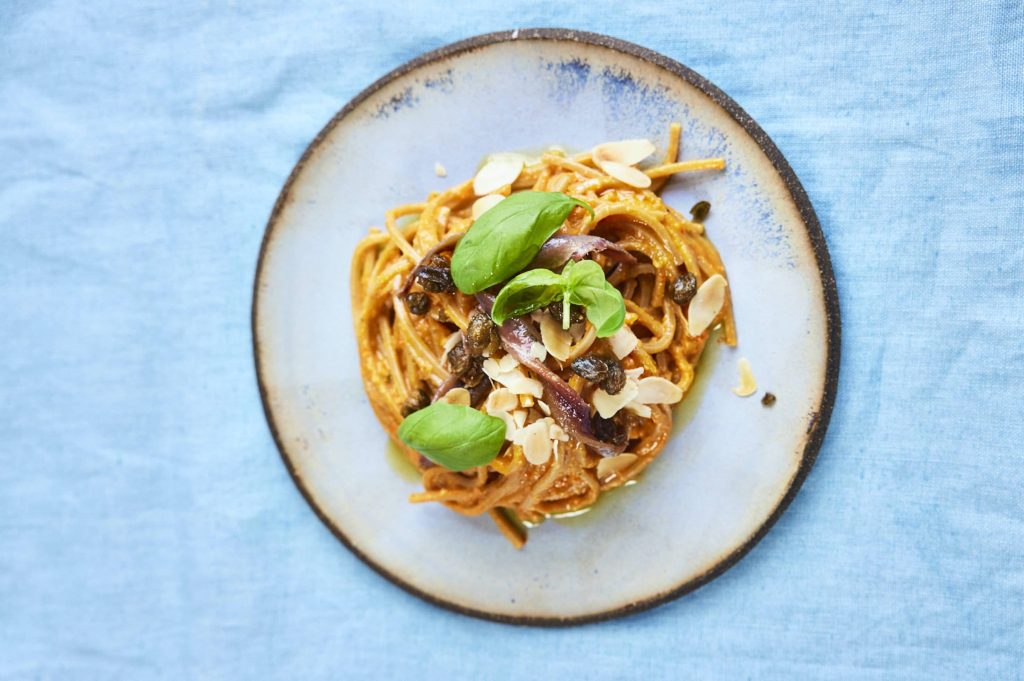 Spaghetti integrali pesto, peperoni  e acciughe