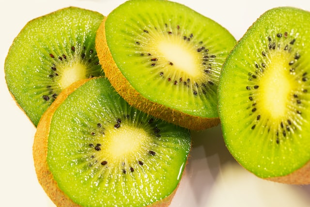 Al momento stai visualizzando Vitamina C e non solo: scopri i benefici del kiwi e chi dovrebbe limitarne il consumo